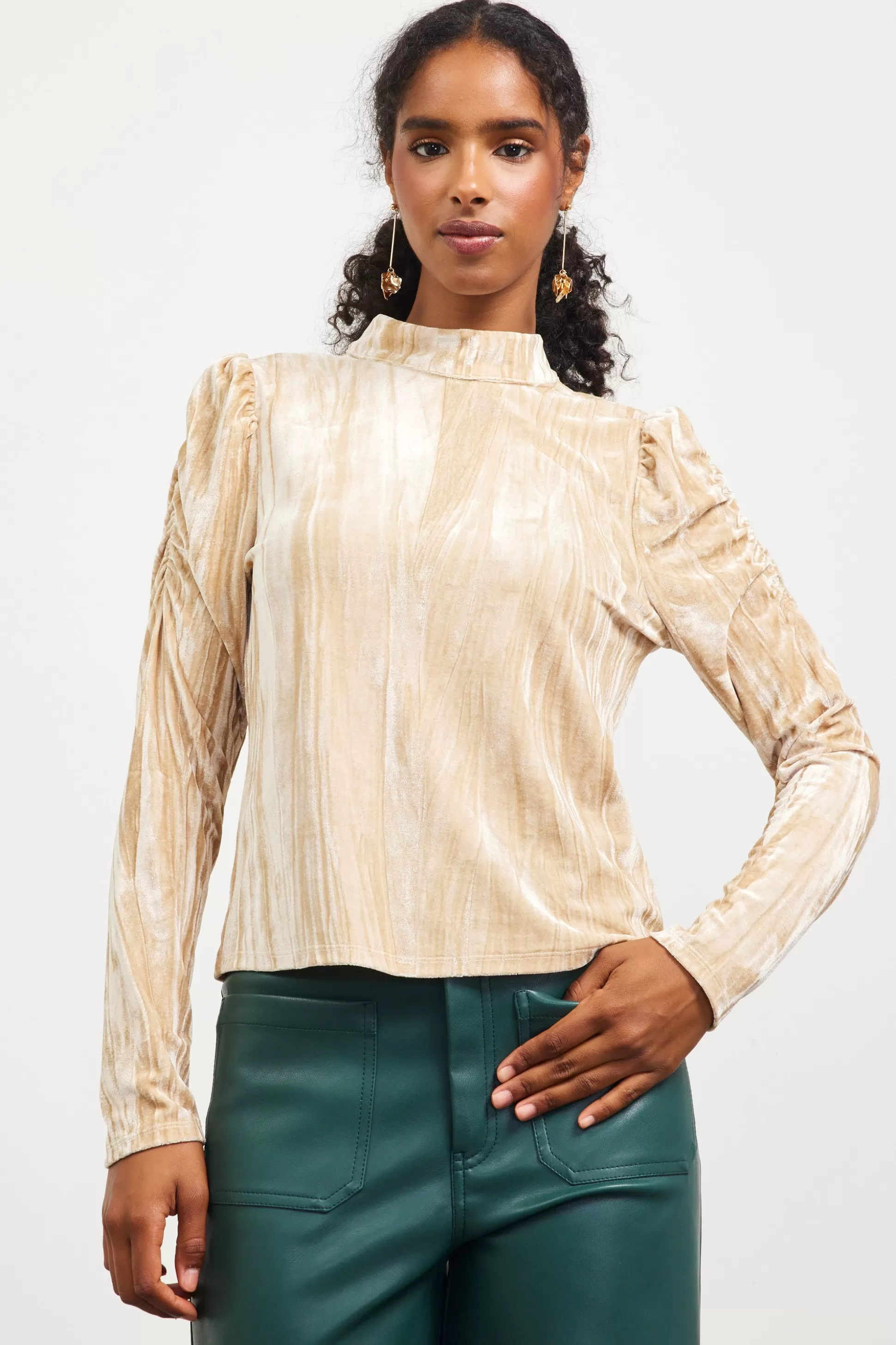 SKIES ARE BLUE Long Sleeve Tops>Crinkled Velvet Mock Neck Top Beige