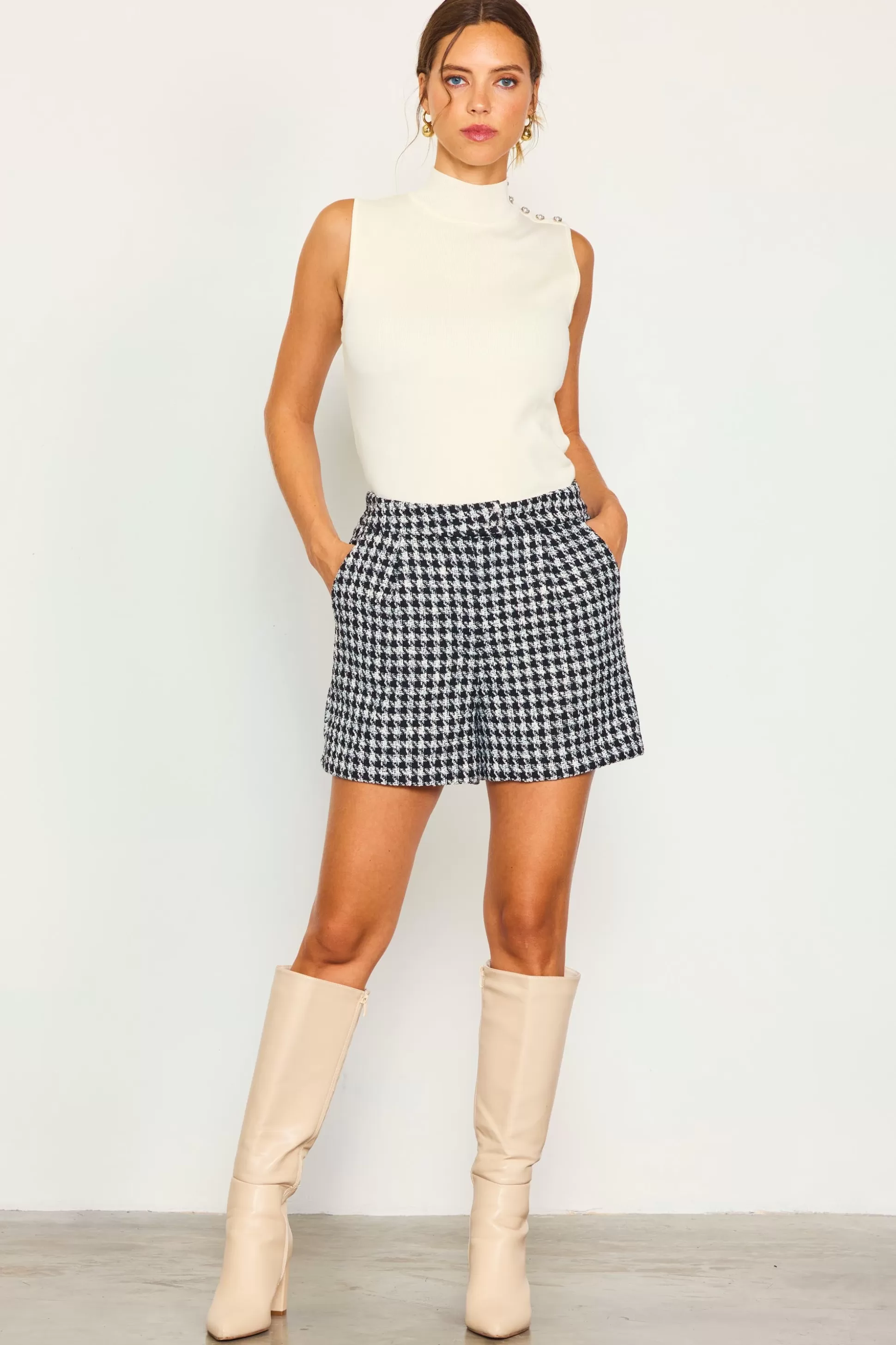 SKIES ARE BLUE Shorts>Fringed Houndstooth Shorts Cream-black